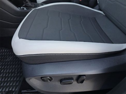 Used 2025 Volkswagen Taos SE image 17