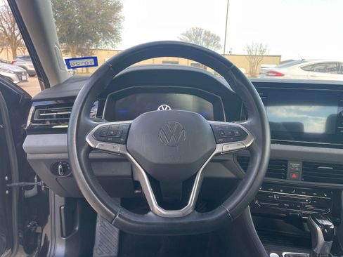 Used 2025 Volkswagen Jetta SE image 31