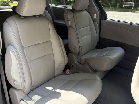 Used 2016 Toyota Sienna XLE FWD image 42