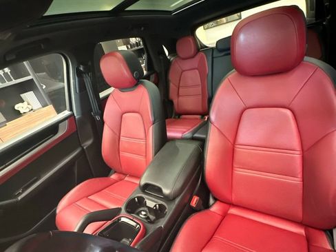 Certified 2024 Porsche Cayenne AWD/4WD image 7