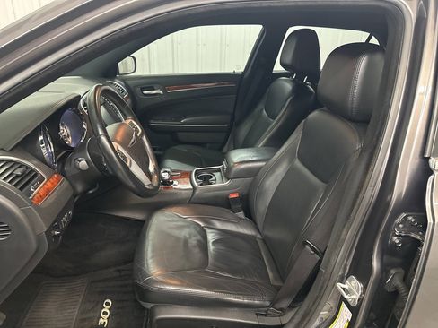 Used 2014 Chrysler 300 image 11