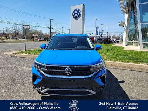 Used 2023 Volkswagen Taos SE w/ Panoramic Sunroof Package image 2