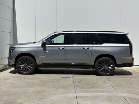 Certified 2025 Cadillac Escalade ESV V AWD/4WD image 4