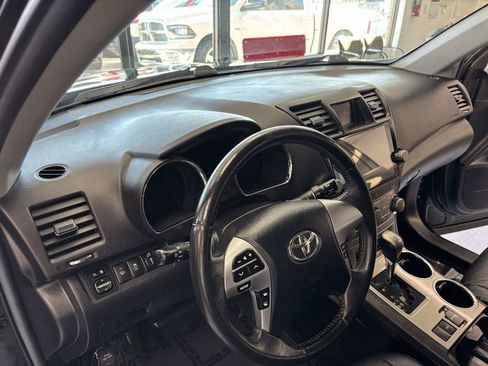 Used 2012 Toyota Highlander SE w/ Tow Pkg image 10