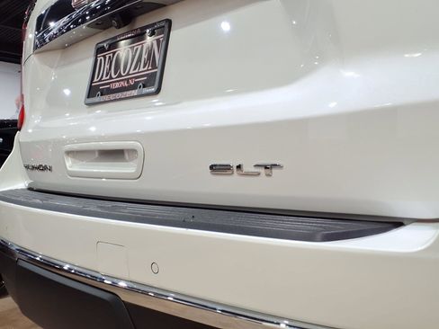Used 2023 GMC Yukon SLT w/ SLT Luxury Package AWD/4WD image 7