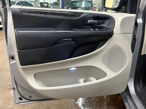 Used 2015 Chrysler Town & Country Touring-L w/ Driver Convenience Group image 32