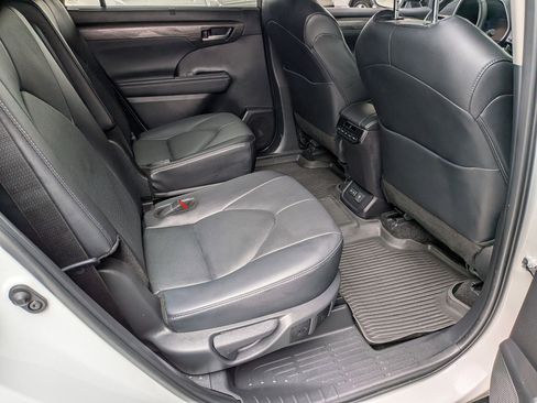 Certified 2024 Toyota Highlander Limited FWD image 35