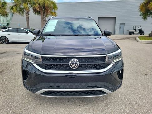 Used 2022 Volkswagen Taos SE w/ Panoramic Sunroof Package image 3