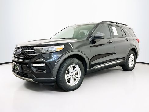 Used 2020 Ford Explorer XLT w/ Equipment Group 202A AWD/4WD image 3