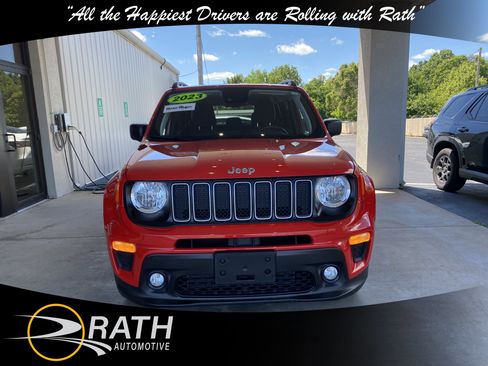 Used 2023 Jeep Renegade Latitude w/ Premium Group AWD/4WD image 3
