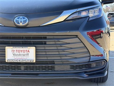 Certified 2024 Toyota Sienna LE image 9