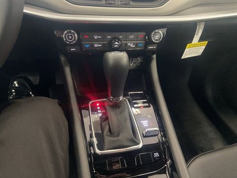 New 2025 Jeep Compass Limited image 9