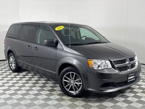 Used 2016 Dodge Grand Caravan SE image 2