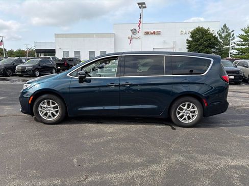 Used 2023 Chrysler Pacifica Touring-L FWD image 8