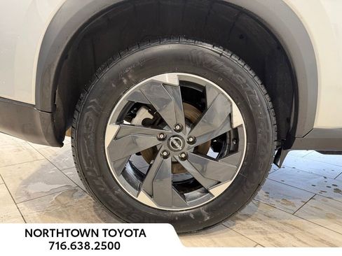 Used 2025 Nissan Rogue SV image 8