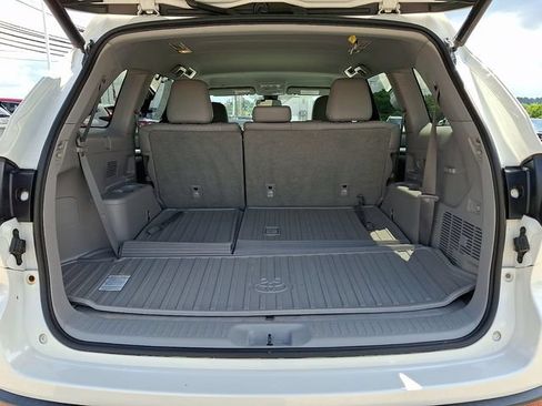 Used 2018 Toyota Highlander Plus w/ Carpet Mat Package (TMS) AWD/4WD image 31