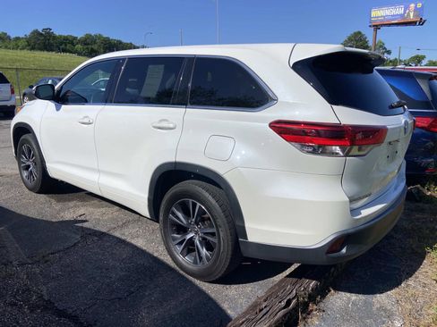 Used 2017 Toyota Highlander LE image 3