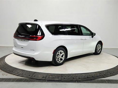 Used 2024 Chrysler Pacifica Limited image 7