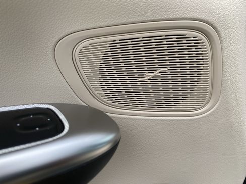 Used 2025 Mercedes-Benz GLC 300 4MATIC image 13