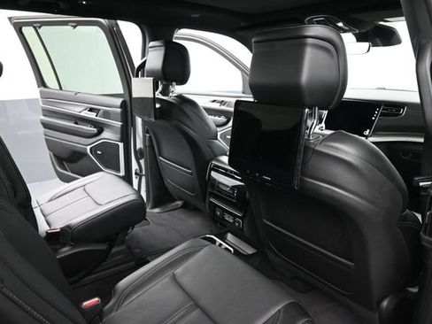 Used 2025 Jeep Wagoneer Series III w/ Premium Group I AWD/4WD image 23