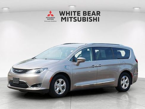 Used 2018 Chrysler Pacifica Touring-L FWD image 2
