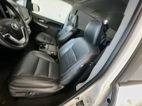 Used 2020 Toyota Sienna SE w/ SE Preferred Package image 11
