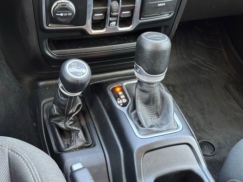 Used 2023 Jeep Gladiator Sport AWD/4WD image 21