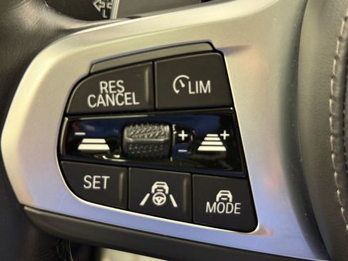 Used 2022 BMW X7 xDrive40i w/ M Sport Package AWD/4WD image 11