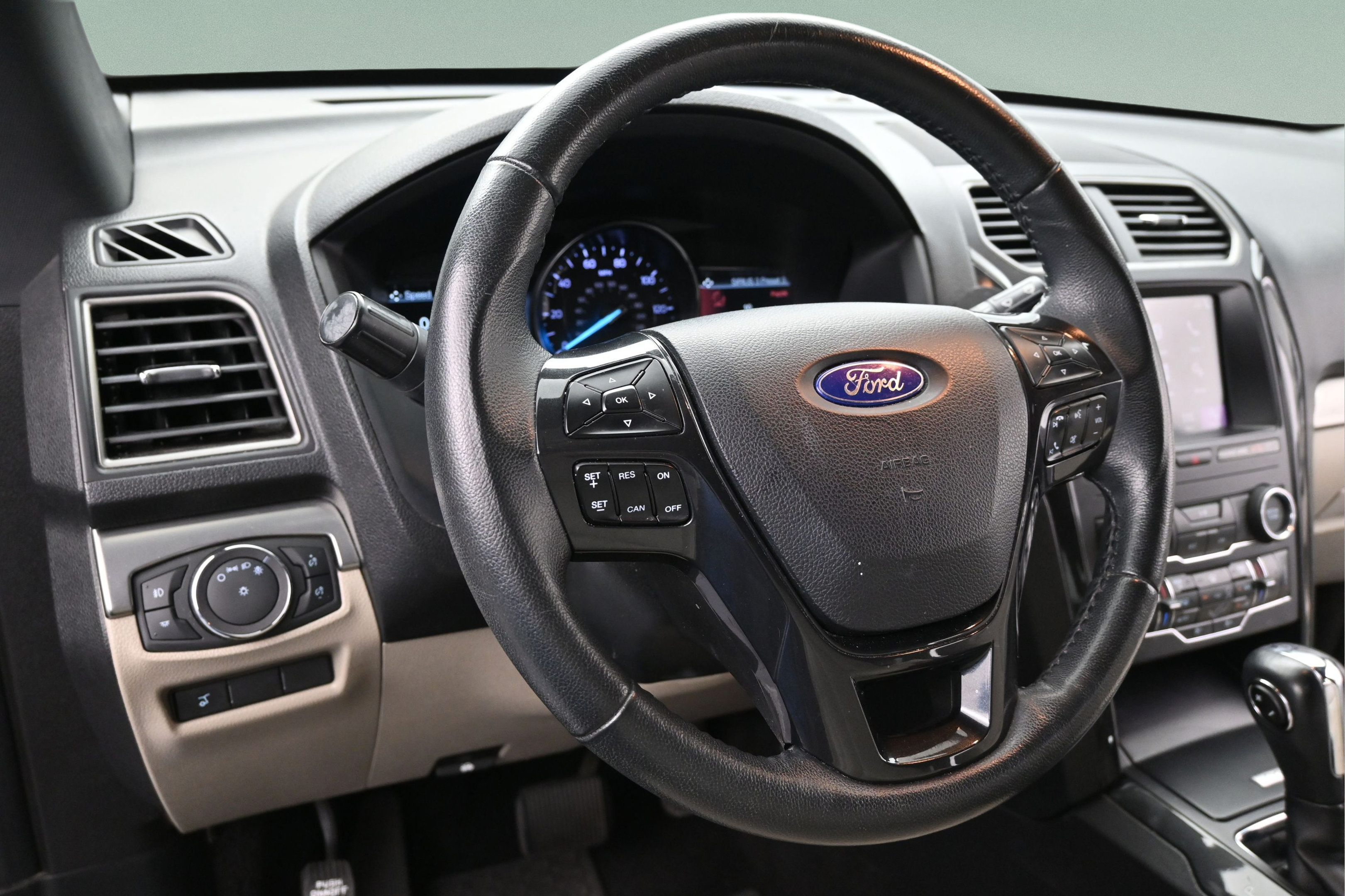 Used 2019 Ford Explorer XLT w/ Equipment Group 202A FWD image 13