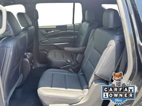 Used 2025 Chevrolet Traverse LT FWD image 16
