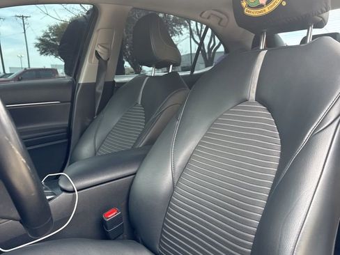 Used 2019 Toyota Camry SE image 5