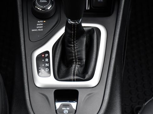 Used 2018 Jeep Cherokee Latitude Plus w/ Comfort/Convenience Group image 26