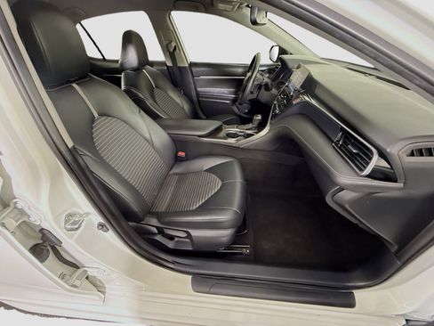 Used 2022 Toyota Camry SE w/ Convenience Package FWD image 29