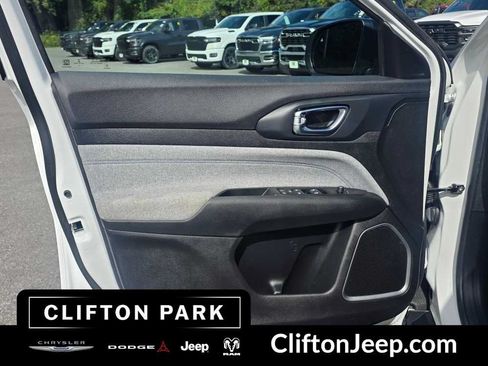 Used 2022 Jeep Compass Latitude AWD/4WD image 9