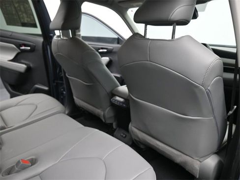 Used 2021 Toyota Highlander XLE image 24