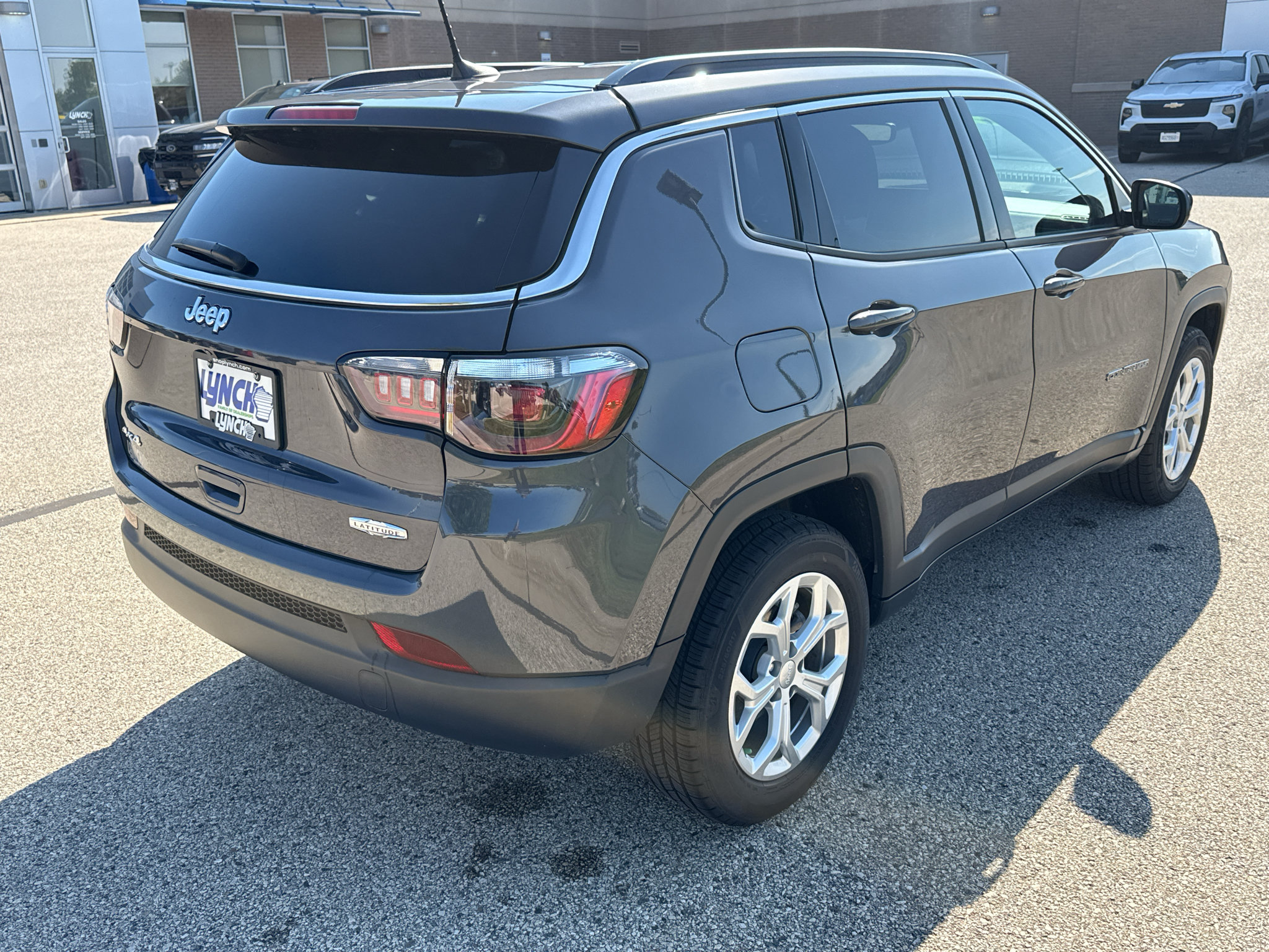Used 2024 Jeep Compass Latitude w/ Convenience Group AWD/4WD image 5