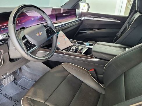 Certified 2025 Cadillac Escalade Premium Luxury AWD/4WD image 10