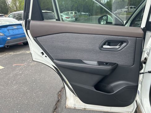 Used 2023 Nissan Rogue SV AWD/4WD image 9