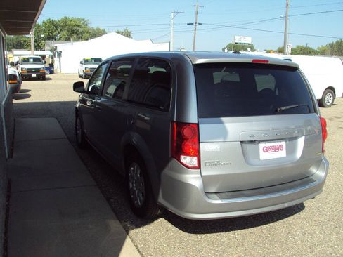 Used 2018 Dodge Grand Caravan SE w/ UConnect Hands-Free Group FWD image 5