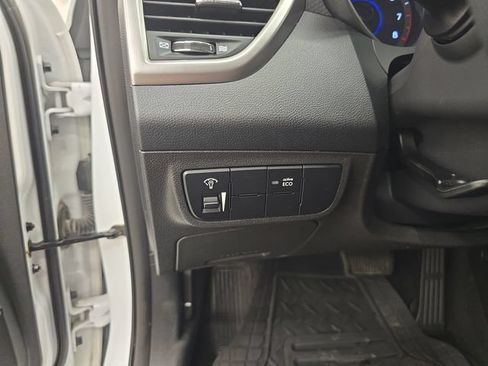 Used 2016 Hyundai Veloster FWD image 28