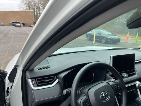 Used 2025 Toyota RAV4 XLE image 34