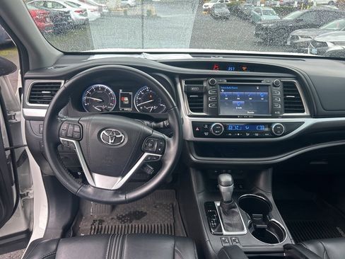 Used 2017 Toyota Highlander SE image 13