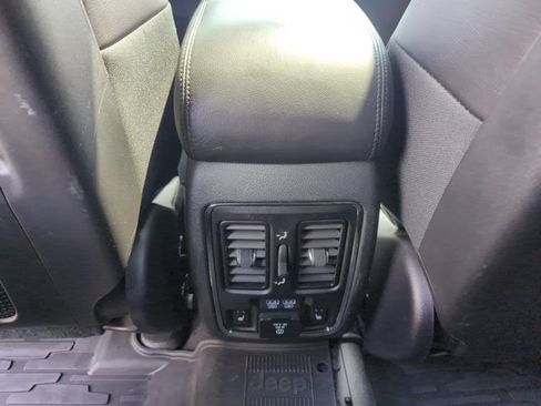 Used 2018 Jeep Grand Cherokee Overland AWD/4WD image 24