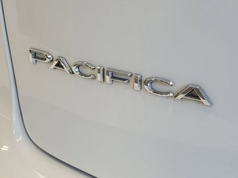 Used 2024 Chrysler Pacifica Touring-L FWD image 7