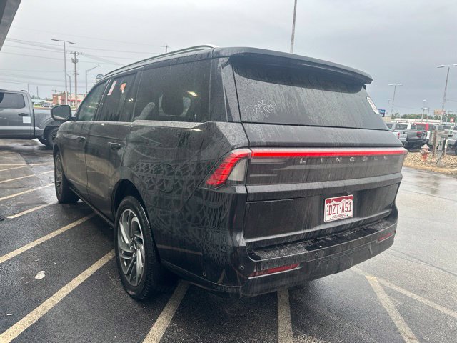 Used 2025 Lincoln Navigator Reserve AWD/4WD image 3