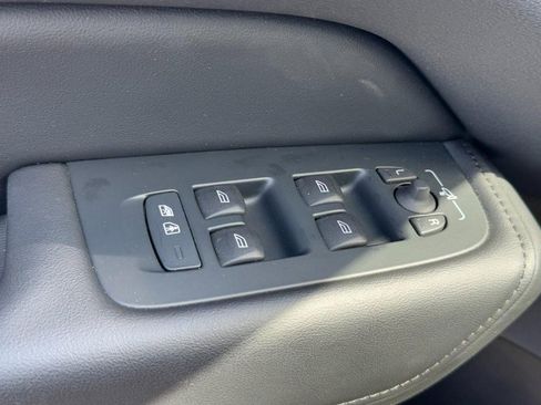 Certified 2025 Volvo XC60 B5 Plus image 22