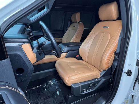 Used 2024 Ford Expedition Max Platinum AWD/4WD image 3