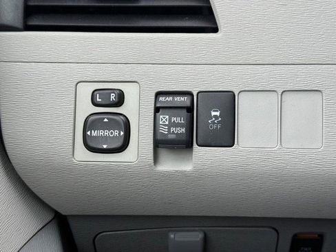 Used 2012 Toyota Sienna XLE image 31