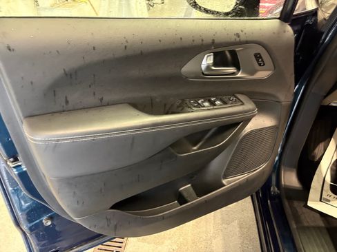 Used 2025 Chrysler Pacifica Select FWD image 6