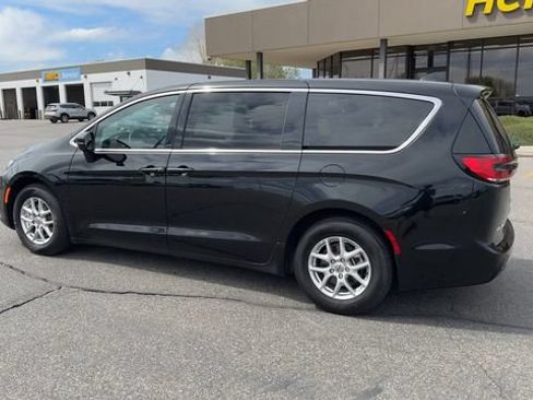 Used 2025 Chrysler Pacifica Select FWD image 6